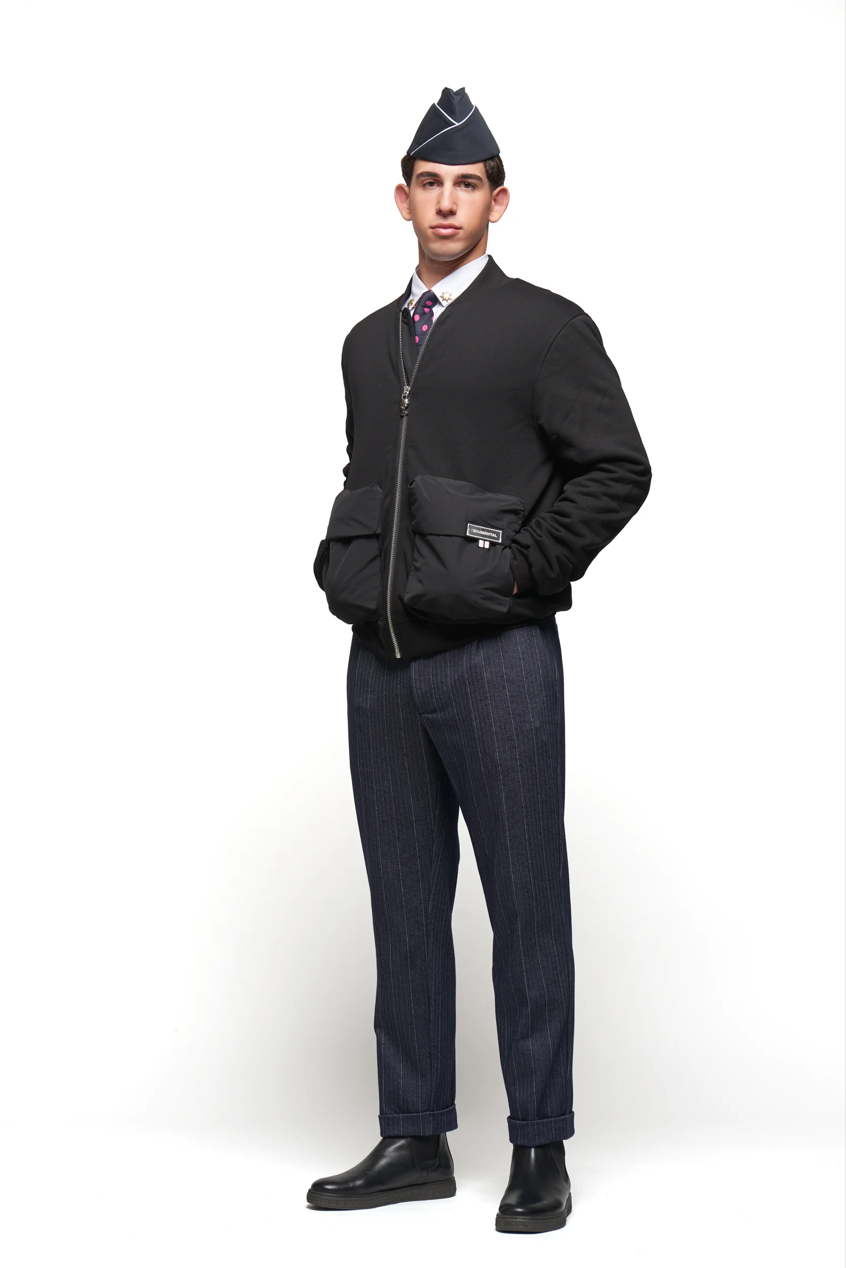 Uomo con bomber Regimental Milano B-Glam nero – eleganza urbana con anima militare