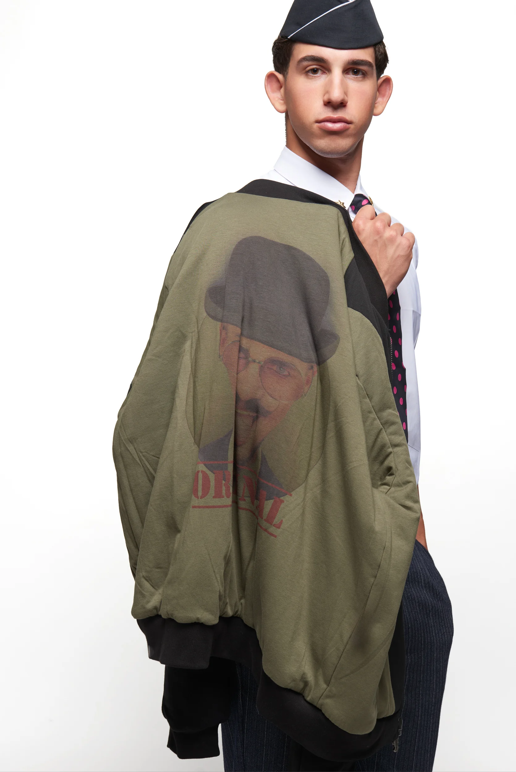 Uomo con bomber Regimental Milano B-Glam nero – eleganza urbana con anima militare