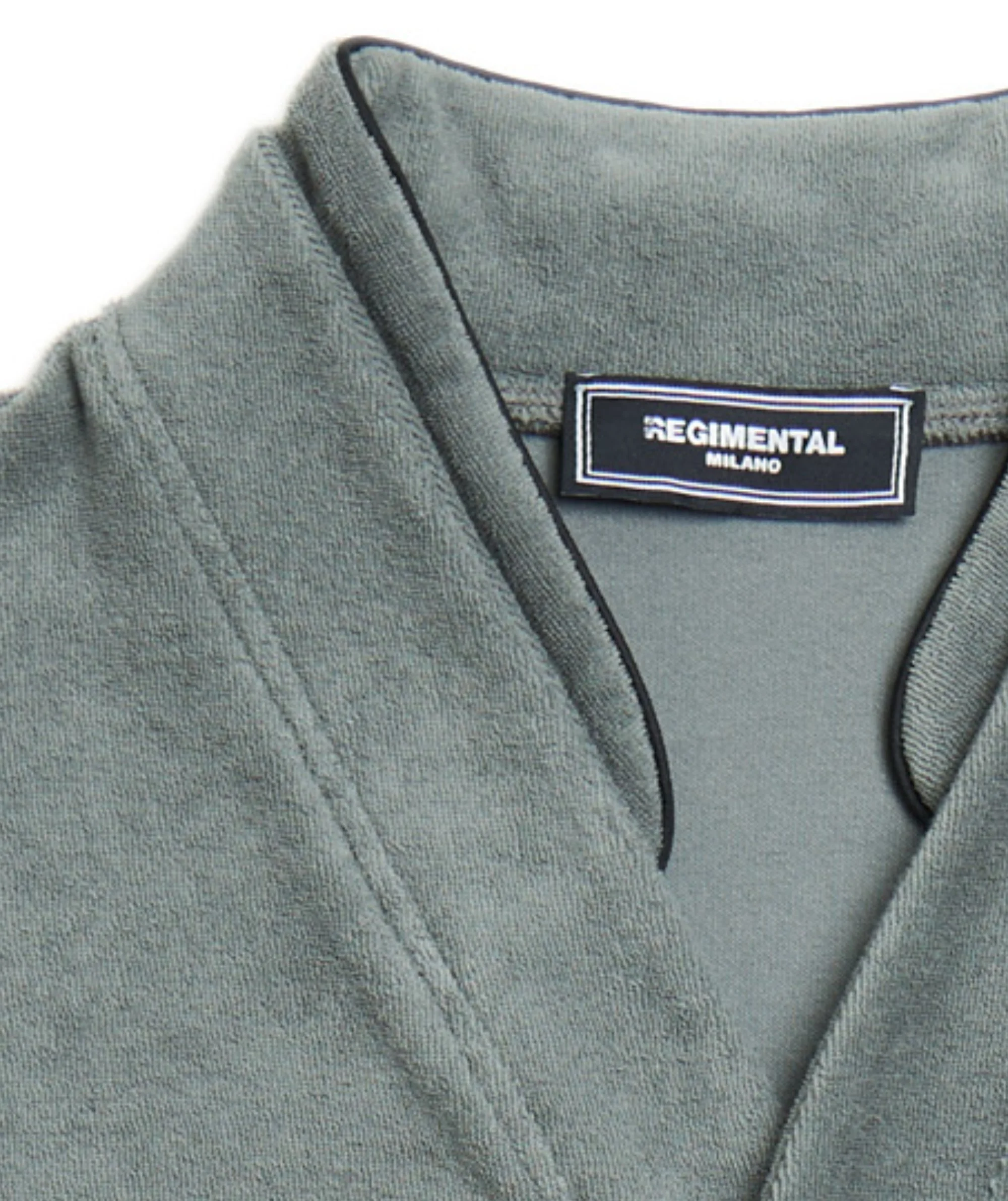 Regimental Milano C-Orient Grigio Taupe – dettaglio collo Orient e gallone logo argento
