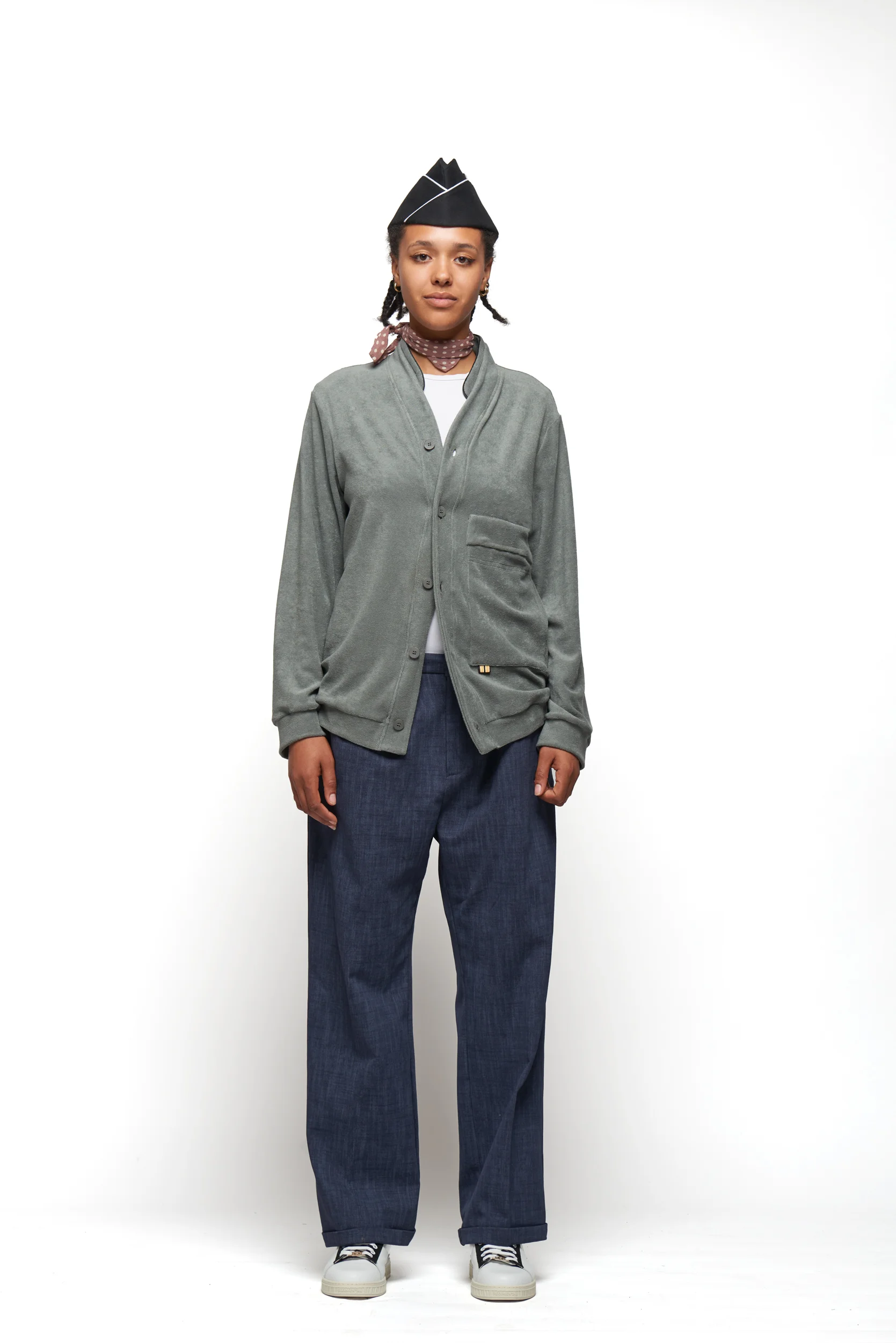 Donna con cardigan Regimental Milano C-Orient Grigio Taupe – comfort sartoriale made in Italy