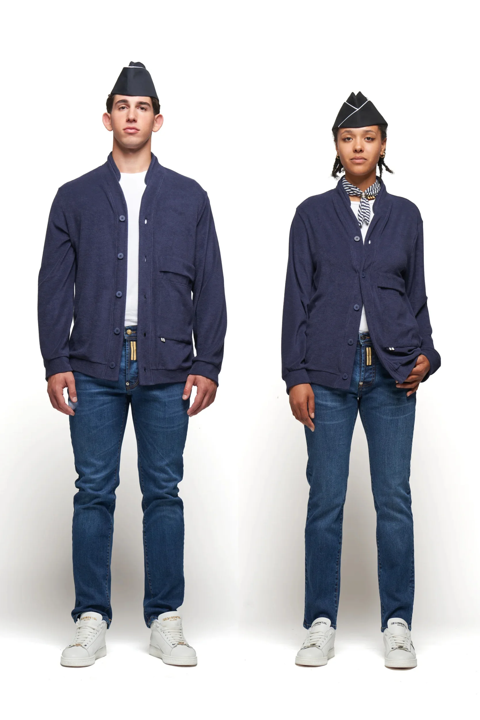 Persone con jeans Regimental Milano regular indigo ocean, vestibilità regolare e stile urbano