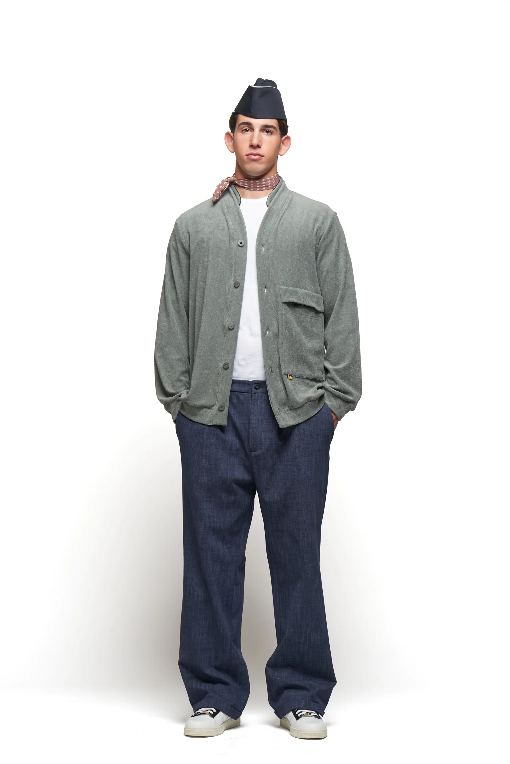 Uomo con cardigan Regimental Milano C-Orient taupe – comfort sartoriale made in Italy