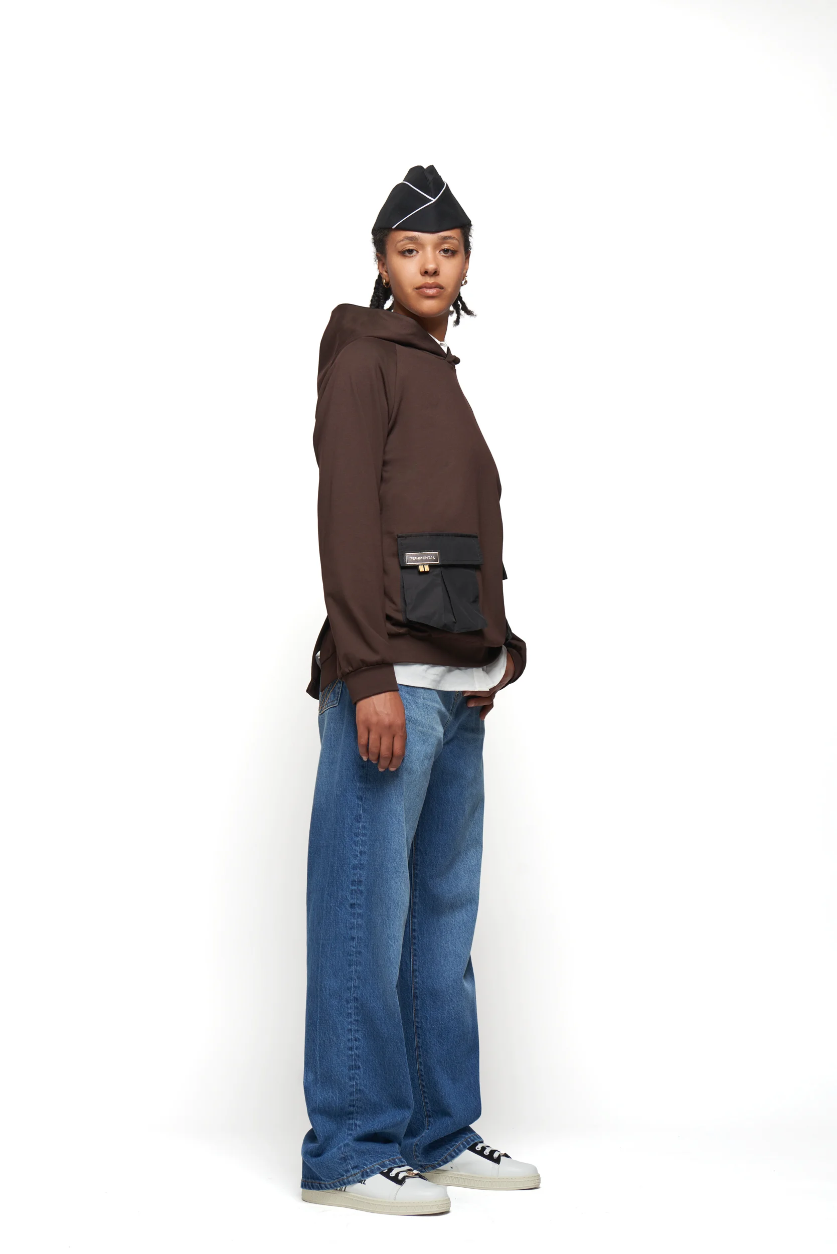Donna con hoodie Regimental Milano H-Tecno cioccolato – disciplina e stile urbano
