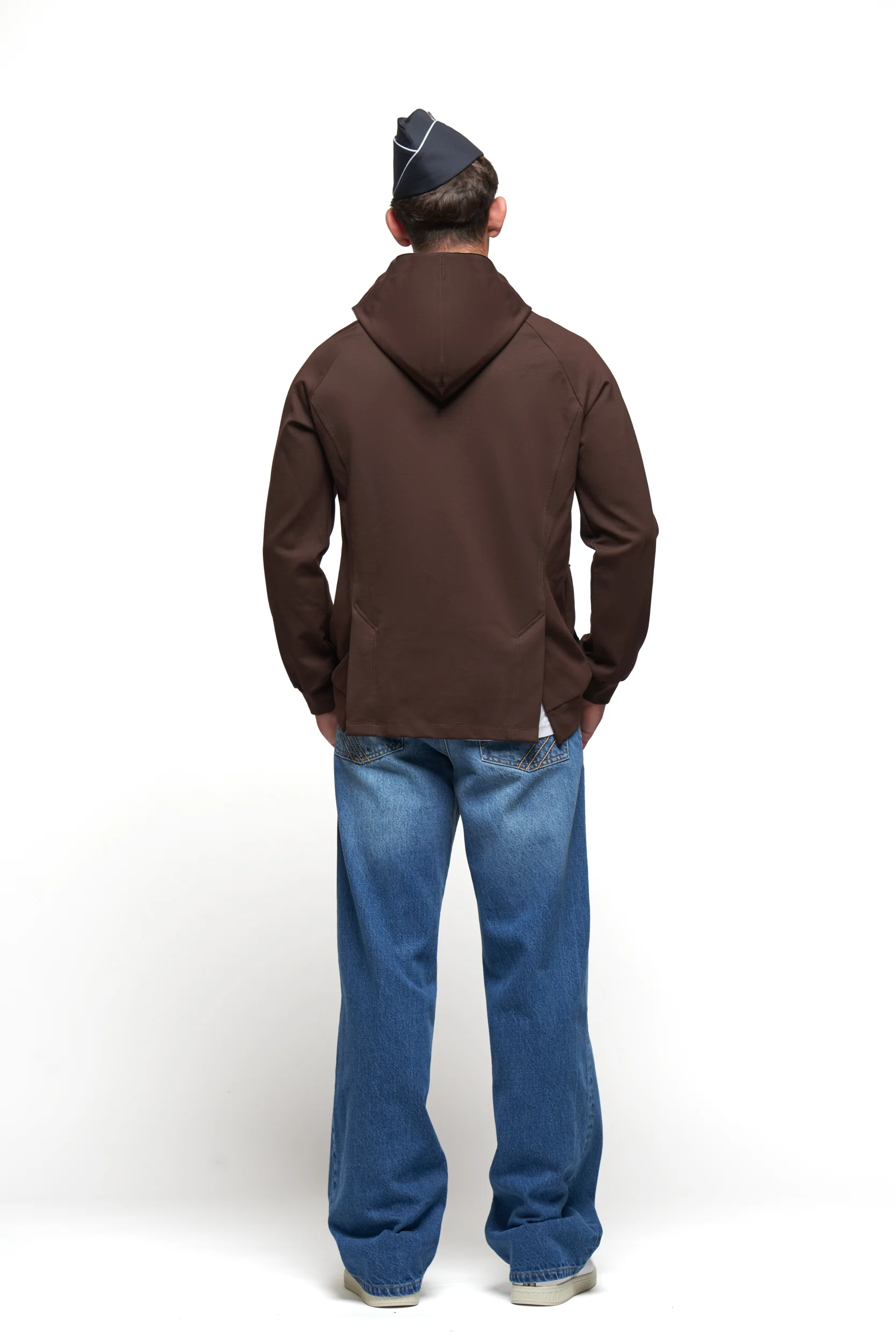 Uomo con hoodie Regimental Milano H-Tecno cioccolato – vista posteriore, disciplina e stile urbano