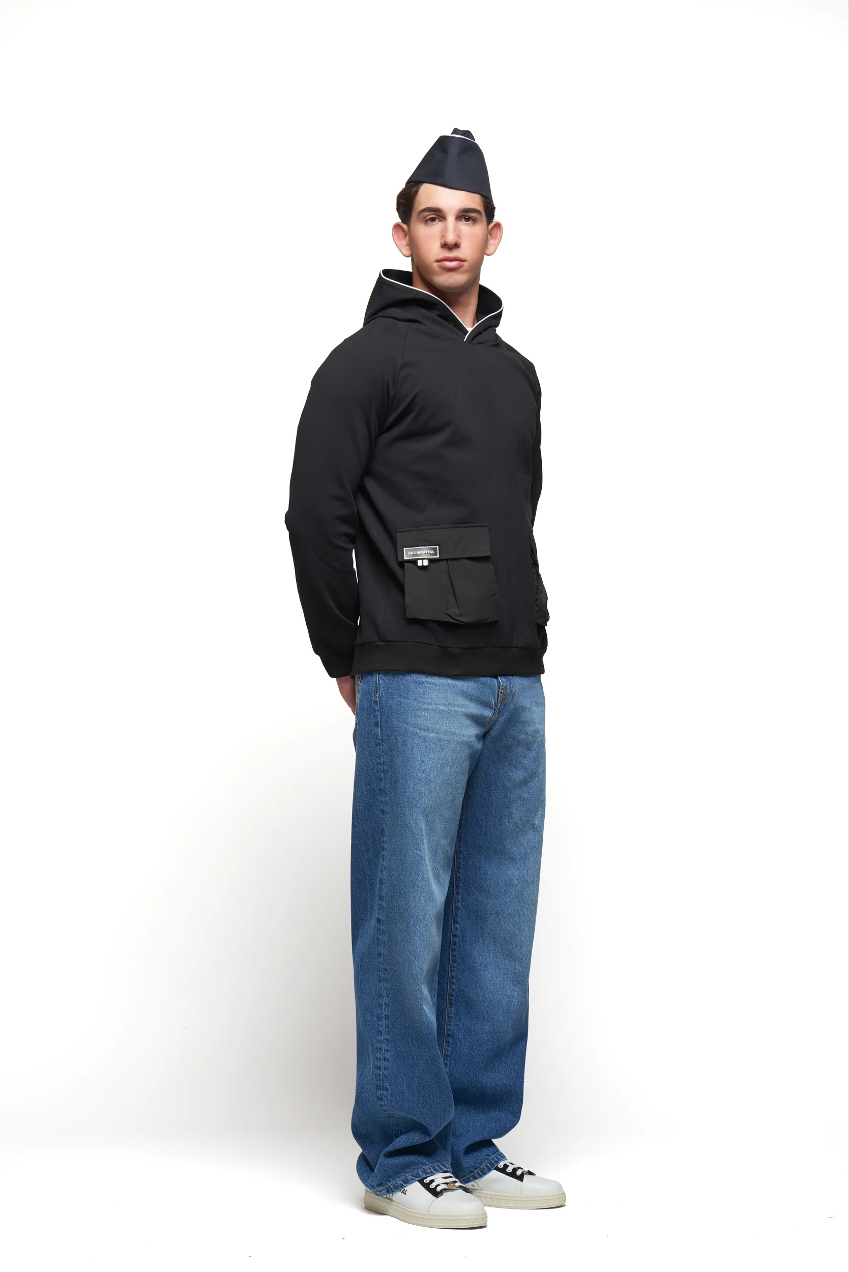 Uomo con hoodie Regimental Milano H-Tecno nera – urban glamour con anima militare