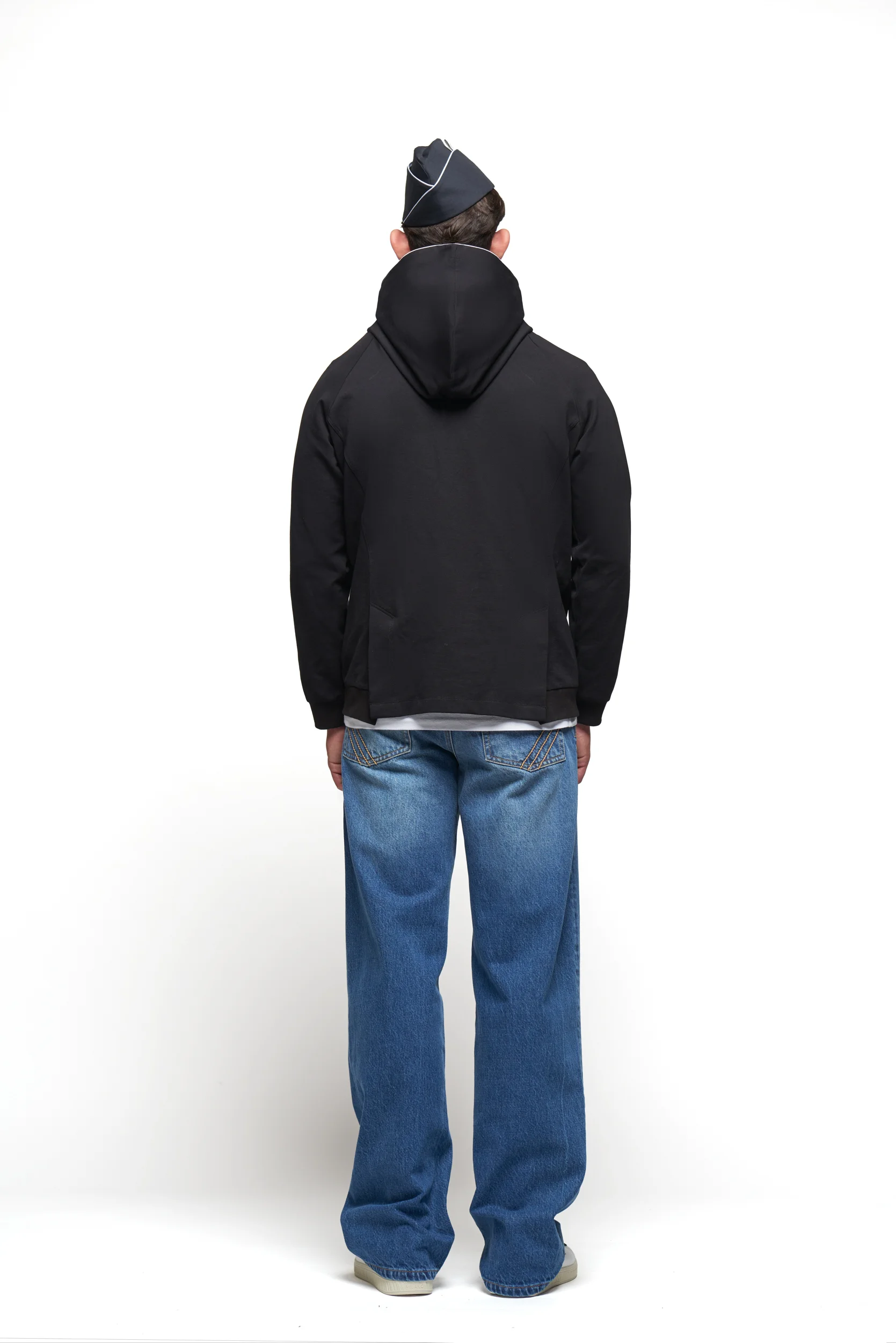 Uomo con hoodie Regimental Milano H-Tecno nera – vista posteriore, urban glamour con anima militare