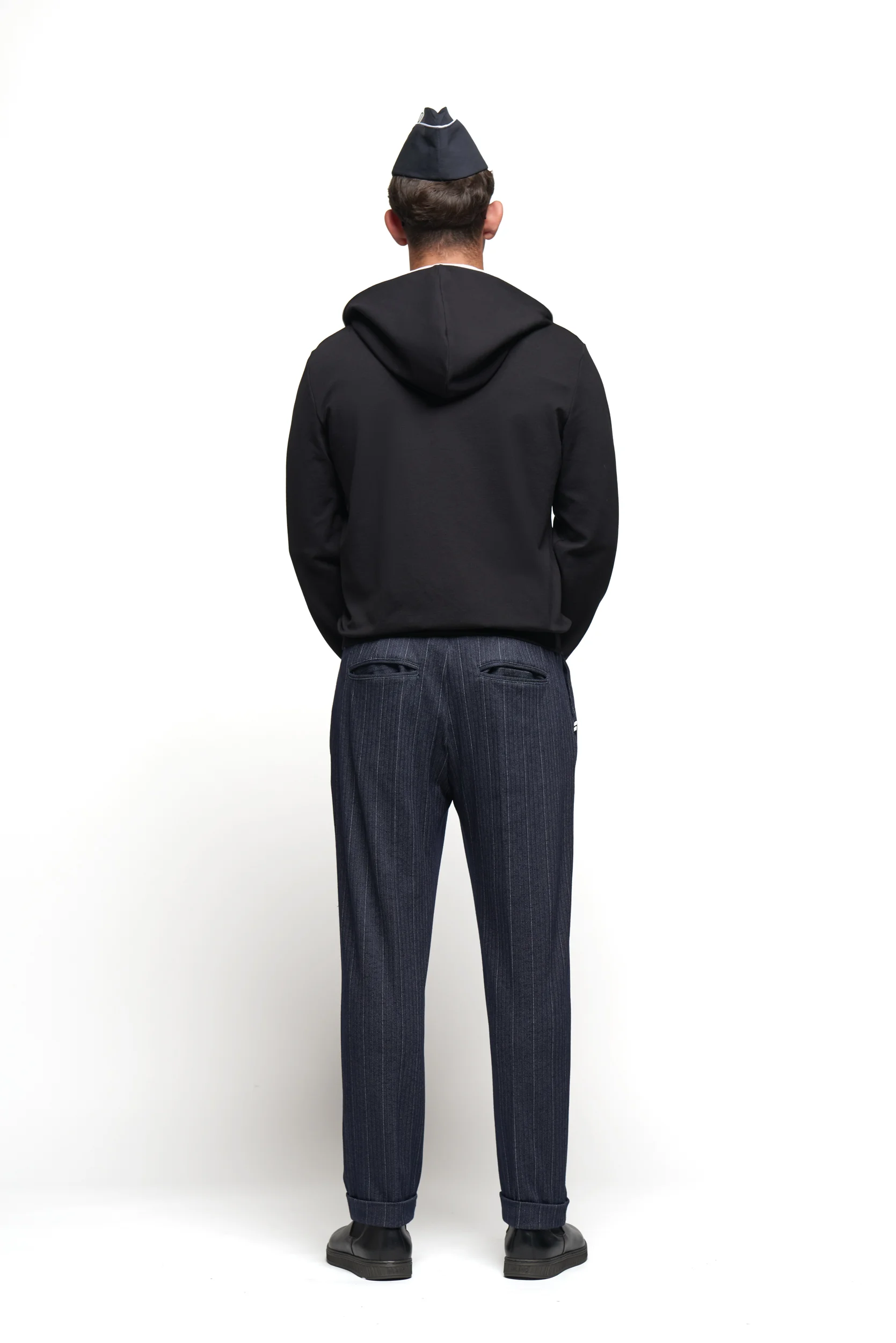 Uomo con hoodie zip Regimental Milano H-Zip Tecno nera – vista posteriore, urban glamour made in Italy