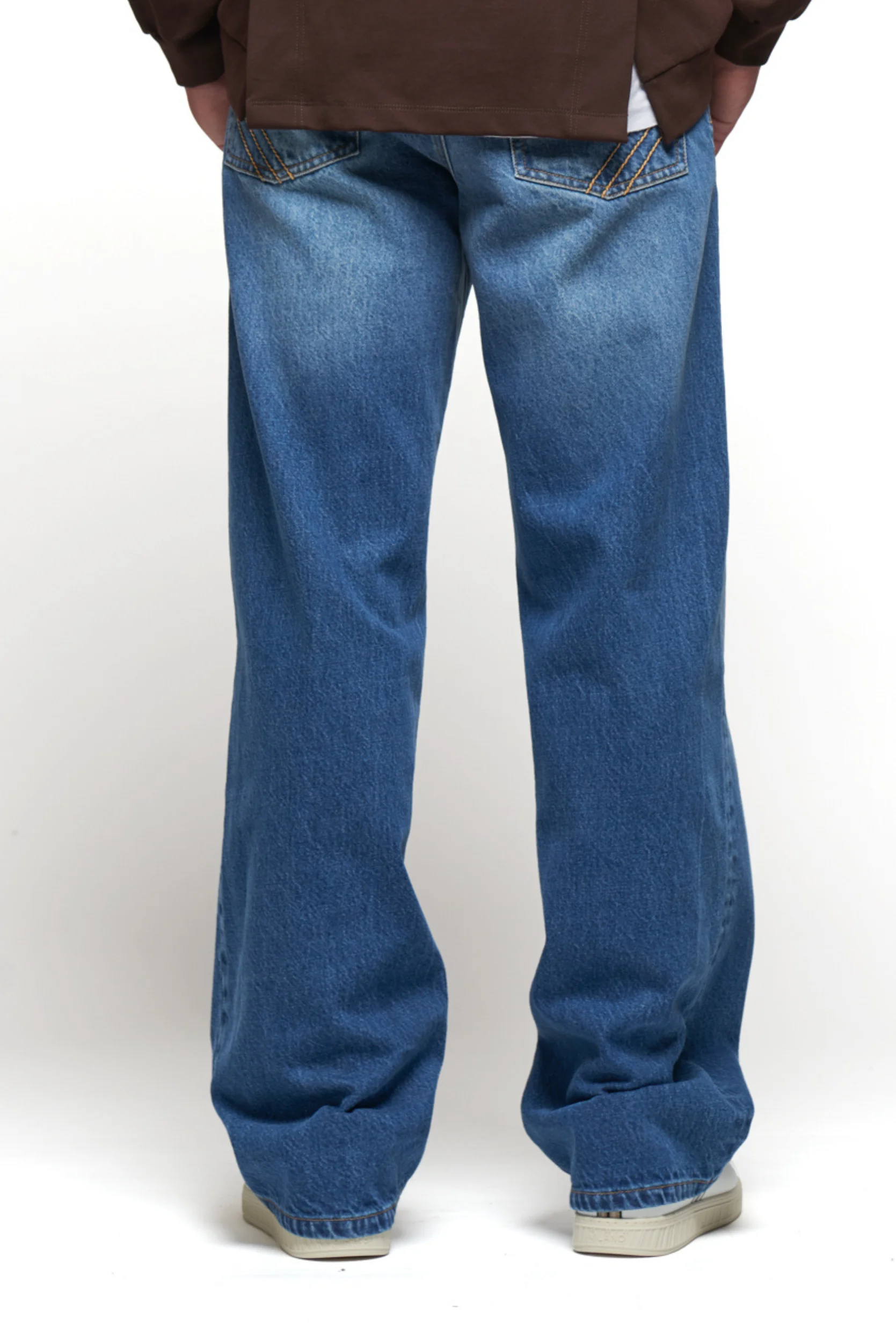 Persona con jeans Regimental Milano dettaglio posteriore e trattamento vintage