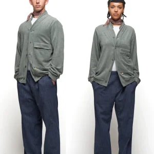 Persone con pantalone Regimental Milano P-La Large effetto jeans – comfort e carattere made in Italy