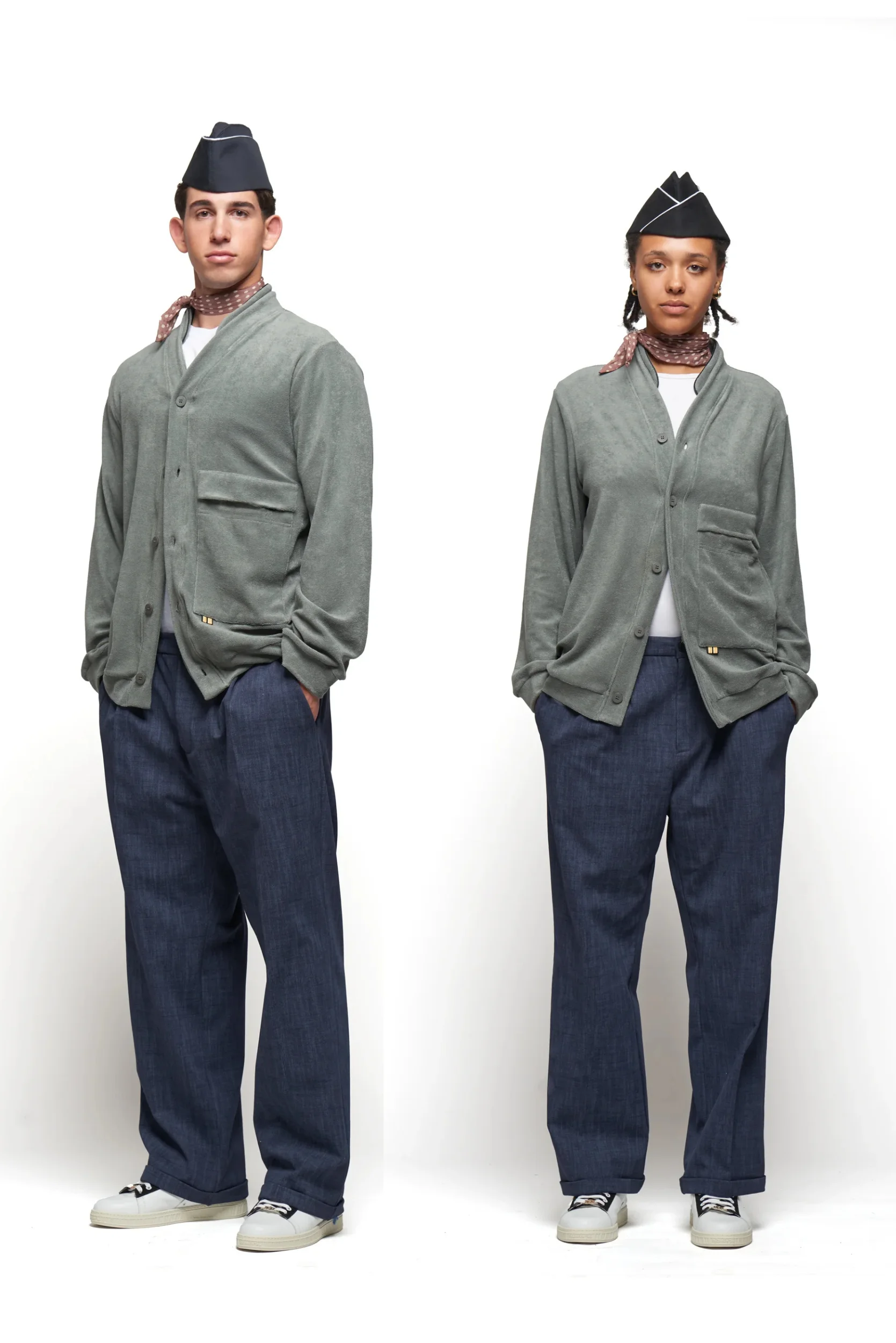 Persone con pantalone Regimental Milano P-La Large effetto jeans – comfort e carattere made in Italy