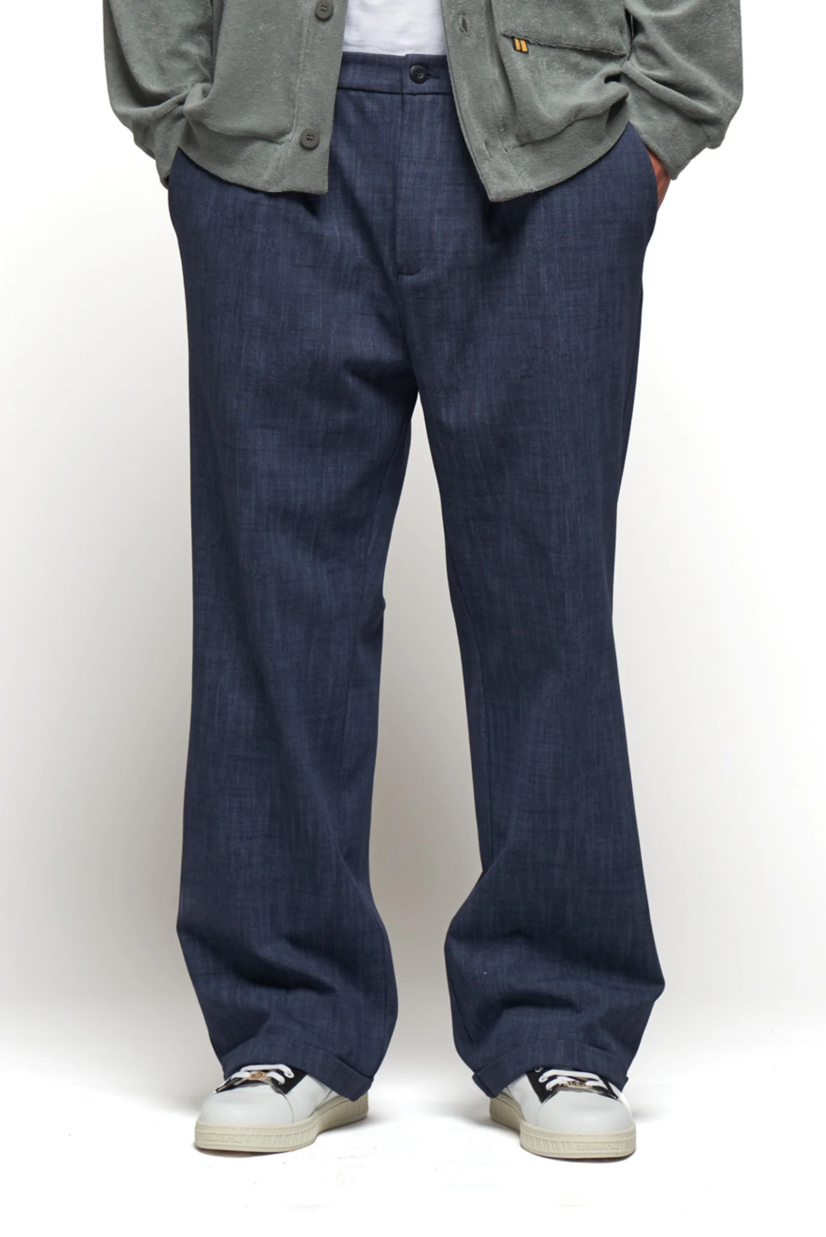 Persona con pantalone Regimental Milano P-La Large effetto jeans – dettaglio gallone argento sulla tasca, volume e carattere made in Italy