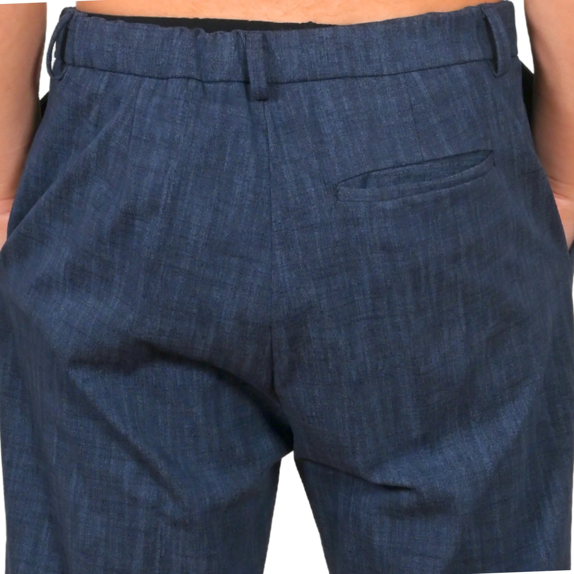 Persona con pantalone Regimental Milano P-La Large effetto jeans – dettaglio tasche e passanti, vista posteriore