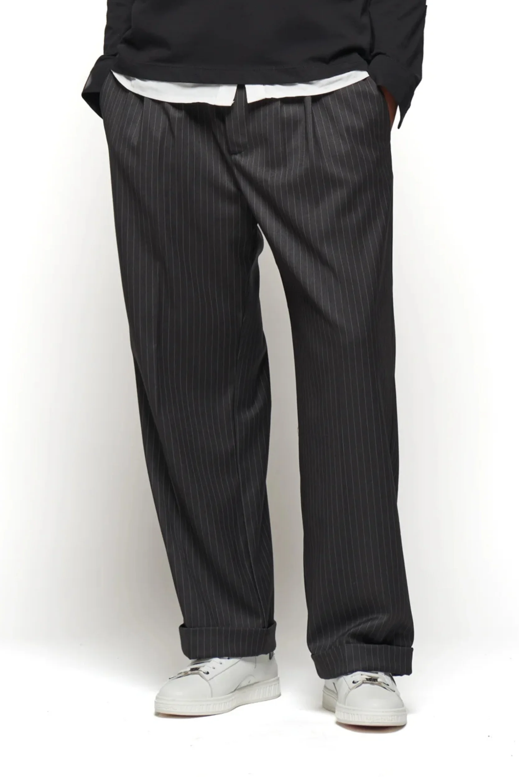 Persona con pantalone Regimental Milano P-La Large gessato – dettaglio gallone oro sulla tasca destra, volume e carattere made in Italy