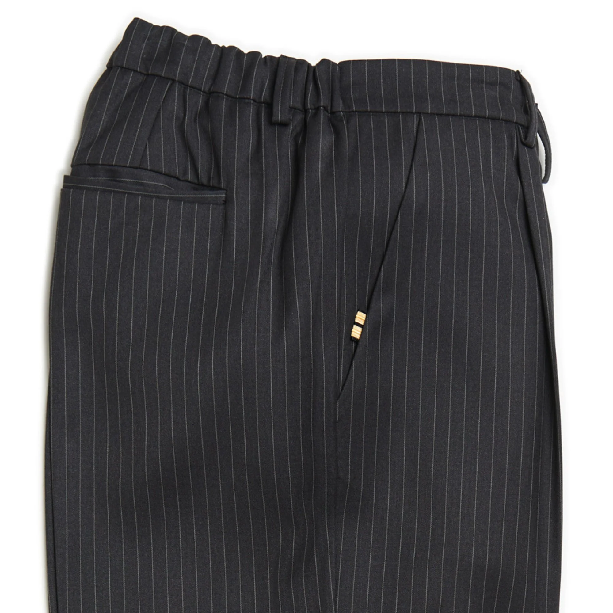 Persona con pantalone Regimental Milano P-La Large gessato – vista laterale dettaglio gallone oro sulla tasca destra, volume e carattere made in Italy