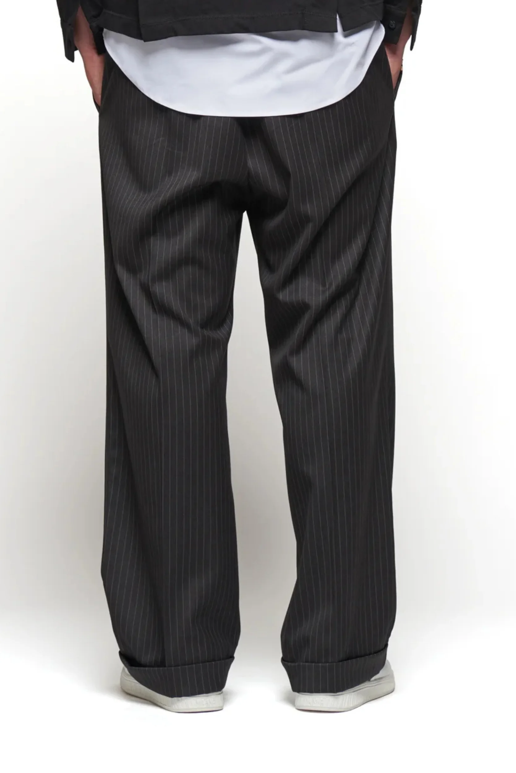 Persona con pantalone Regimental Milano P-La Large gessato – dettaglio vista posteriore made in Italy