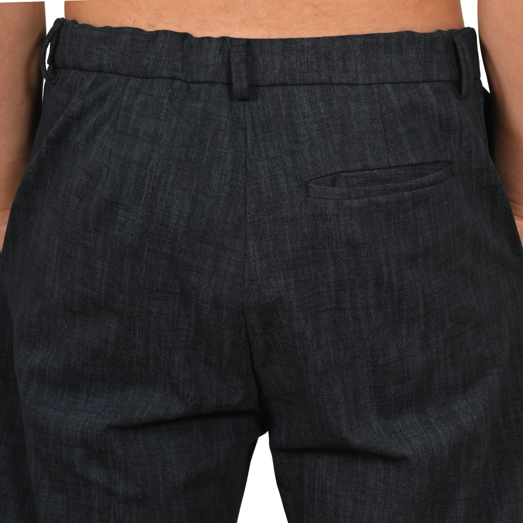 Persona con pantalone Regimental Milano P-La Large gessato – dettaglio tasche e passanti, vista posteriore